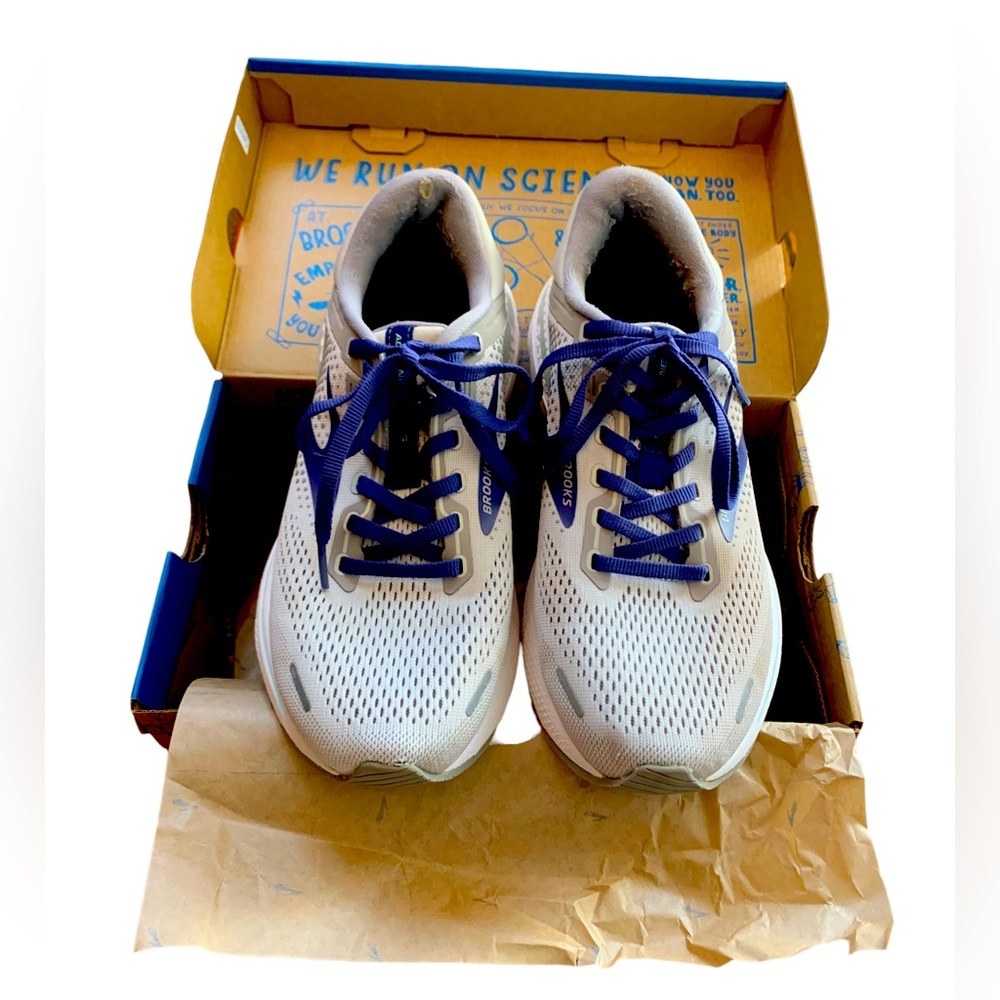 Women’s Size 8.5 Medium Width (B) Brooks Adrenaline GTS 22 Running Shoes